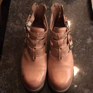 Dromedaris ankle boots.